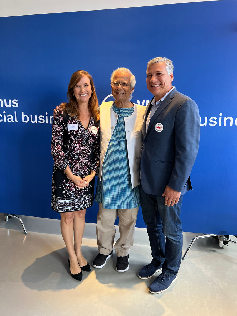 Gisela Sánchez, Muhammad Yunus y Federico Rivera juntos
