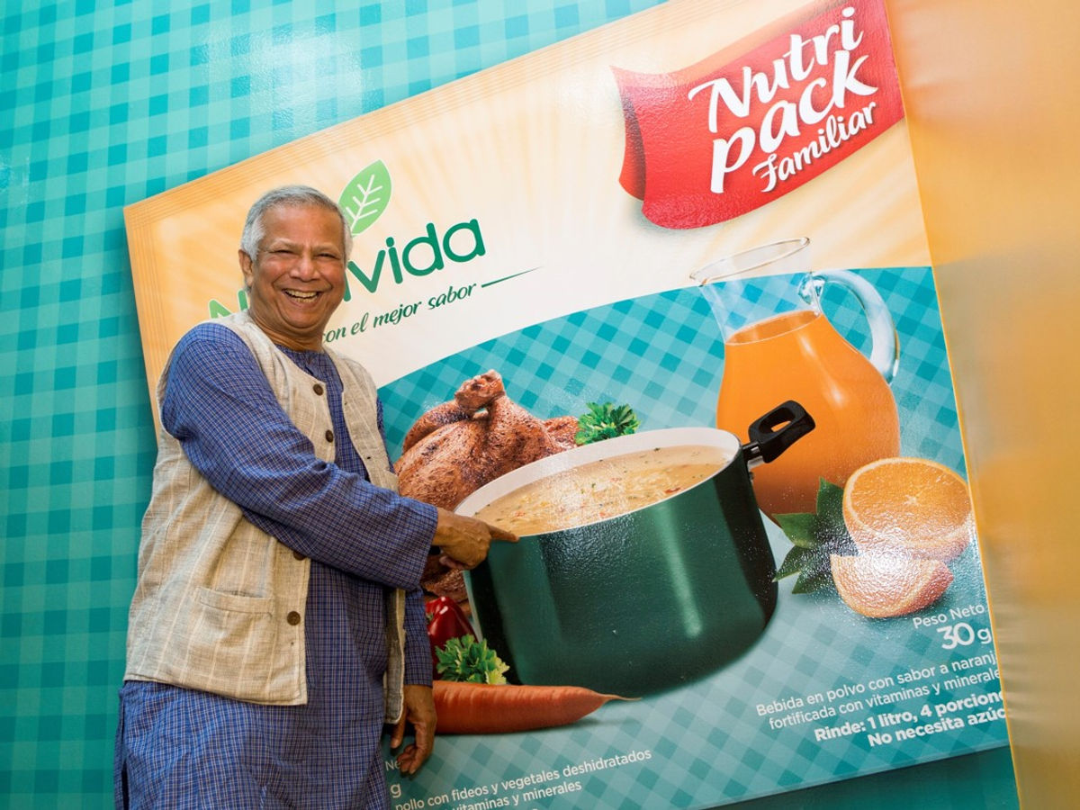 Muhammad Yunus junto a una presentación histórica de Nutrivida